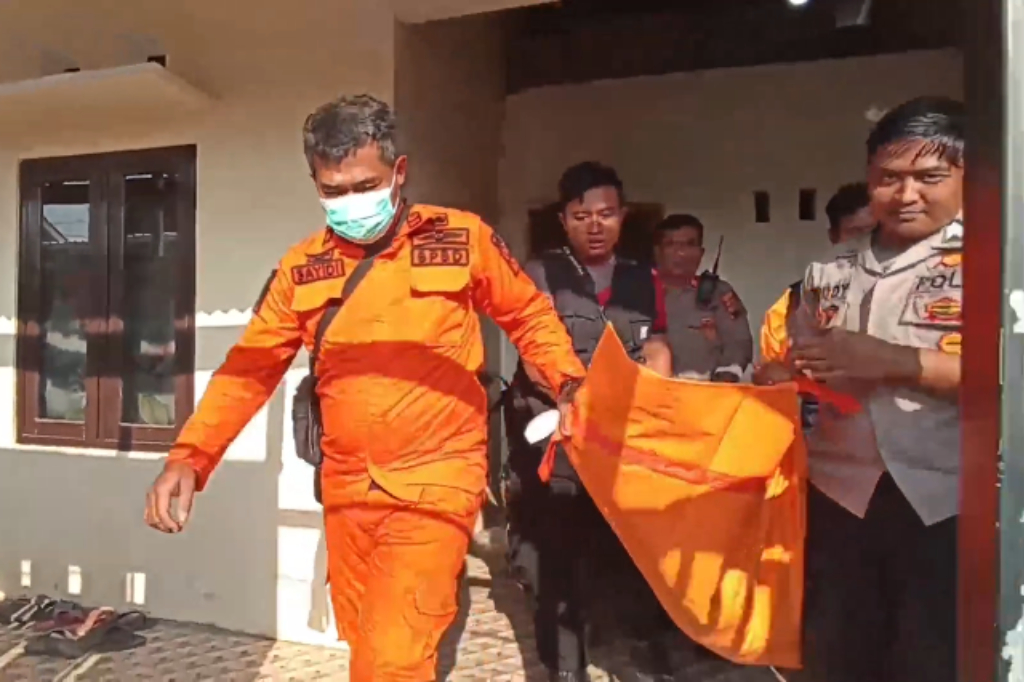Kendal Gempar! Ayah Ditemukan Gantung Diri, Anak Perempuan Tewas Telentang di Kamar