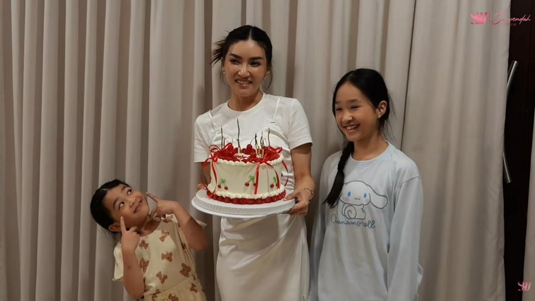 Sarwendah Ulang Tahun ke-37, Dapat Hadiah Spesial dari Dua Putri Tersayang