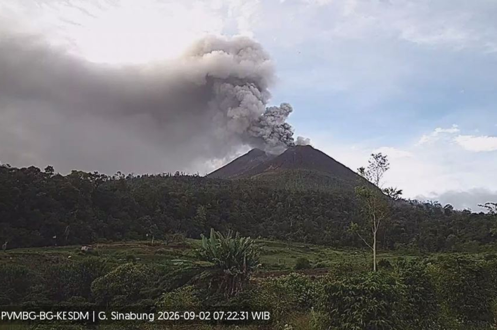 Gunung Sinabung Meletus Hari Ini, Muntahkan Abu Tebal Setinggi 1 Km ke Langit