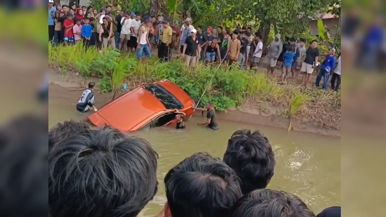 Mobil Ditumpangi Sepasang Kekasih Oleng Terjun ke Sungai di Lampung, Evakuasi Dramatis