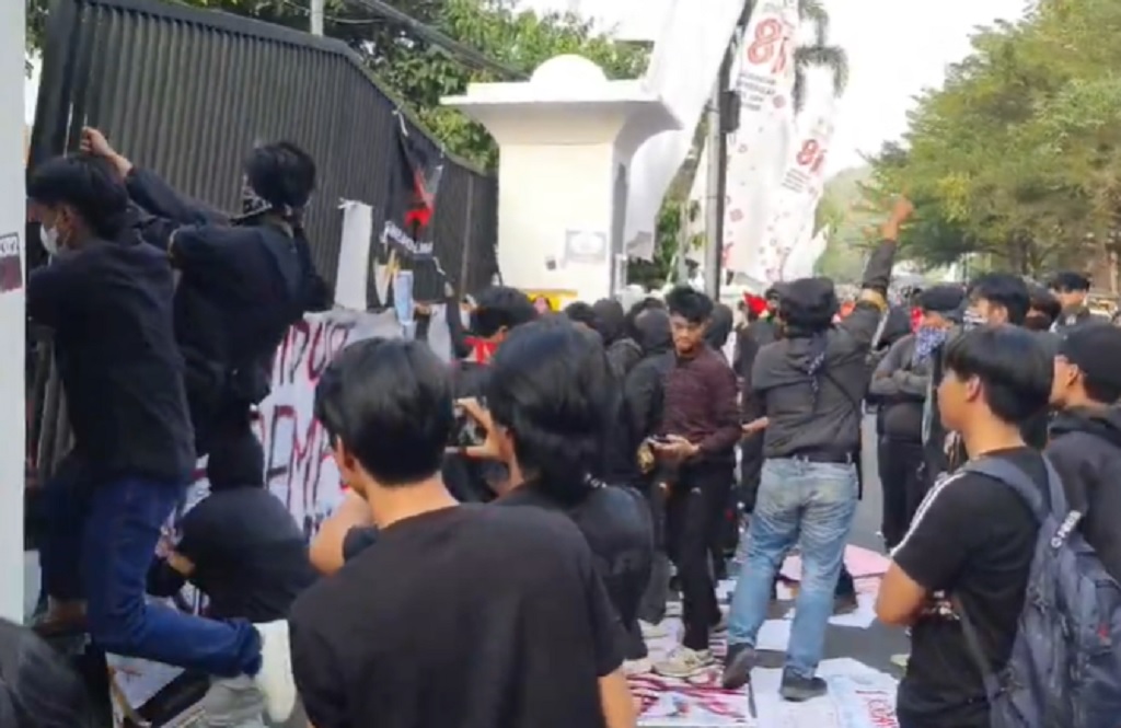 Demo Usut Dugaan Pelecehan Wabup Sumedang Ricuh, Pagar Gedung DPRD Roboh