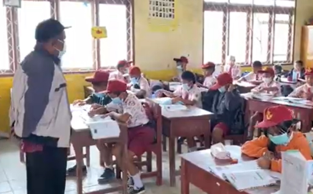 Hujan Abu Erupsi Gunung Sinabung Selimuti Sejumlah Sekolah di Karo 