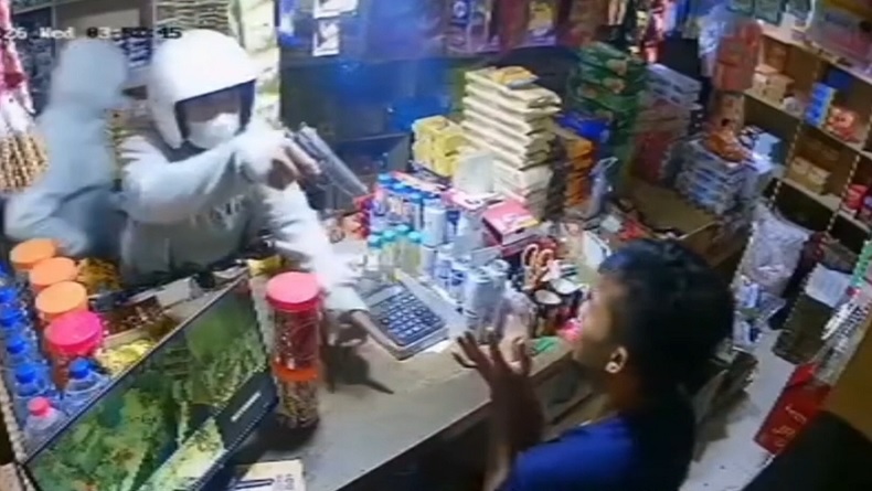 Perampokan di Toko Kelontong Medan, 2 Pelaku Bersenjata Api Terekam CCTV