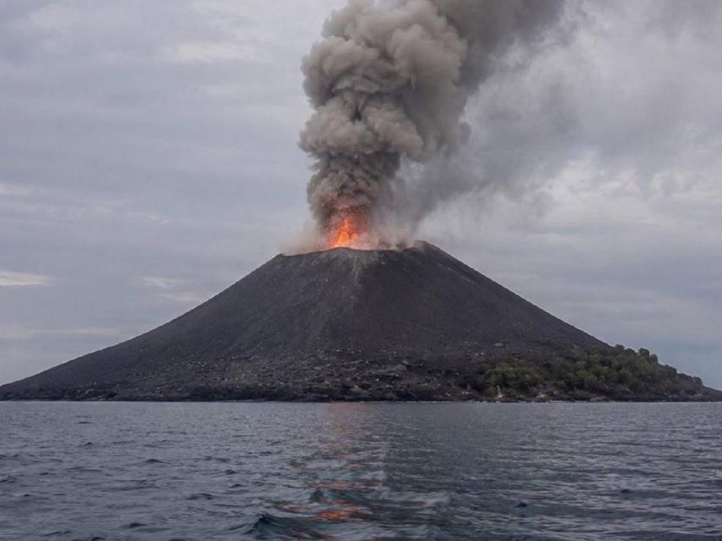 Abu Vulkanik Gunung Anak Krakatau Menyebar ke Jabar, BPBD Imbau Warga Pakai Masker
