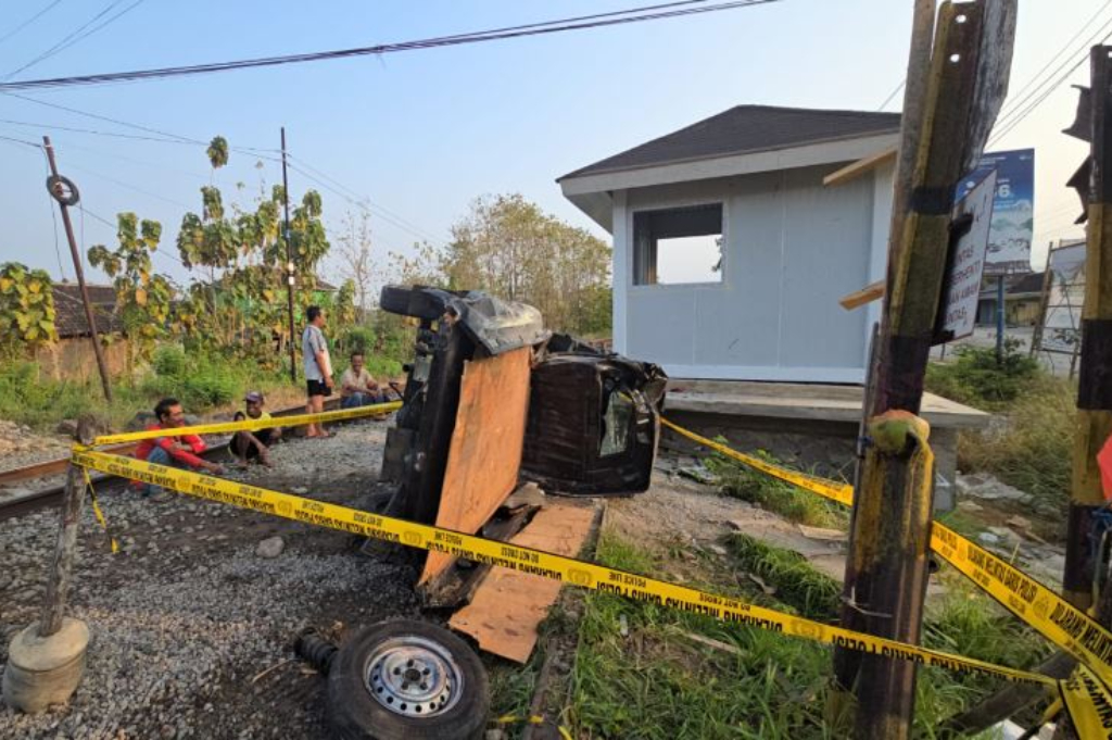 Kecelakaan di Pelintasan Sebidang, Mobil Pikap Tertabrak Kereta Api Majapahit di Sragen