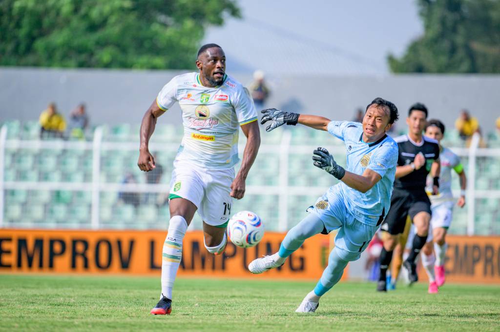 Baru Debut Langsung Cetak Gol, Yann Mabella Bongkar Arti Spesial Jersey Persebaya