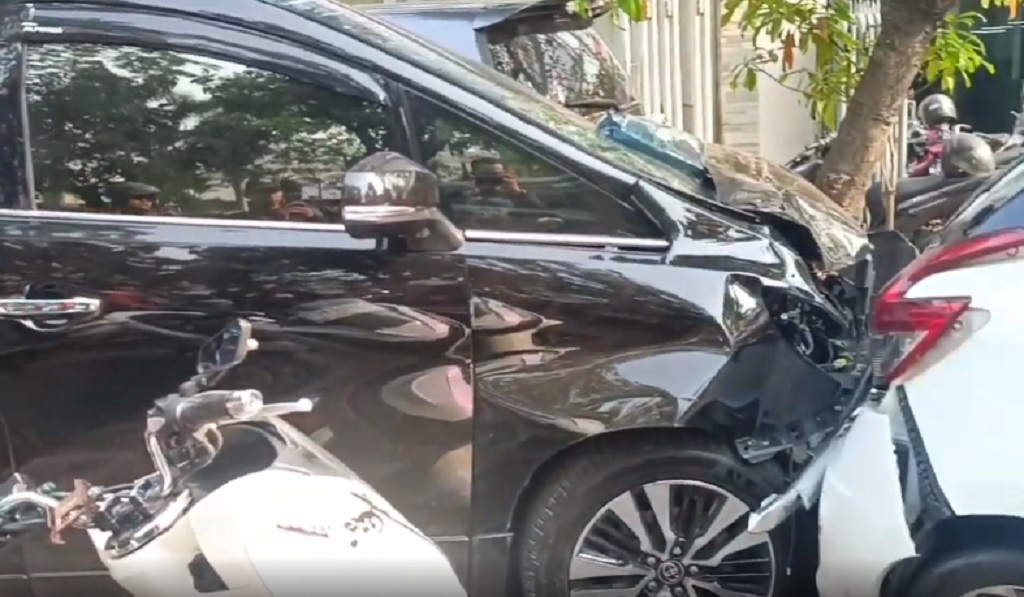 Kecelakaan Beruntun Alphard Tabrak 15 Kendaraan di Surabaya, 6 Luka-Luka