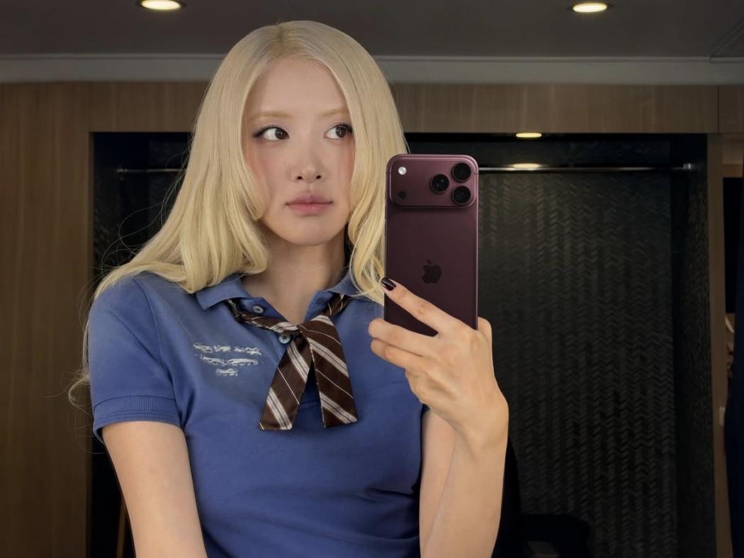 Rose BLACKPINK Jadi Orang Pertama Pegang iPhone 18 Pro, Ini Fotonya!