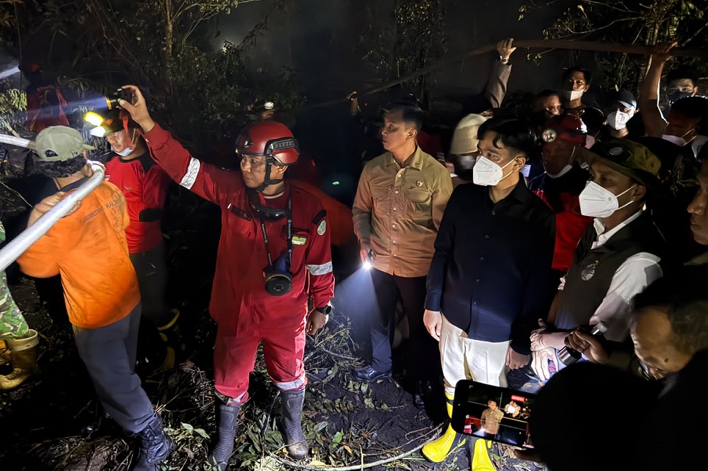 Momen Wapres Gibran Malam-Malam Tinjau Karhutla di Kubu Raya Kalbar
