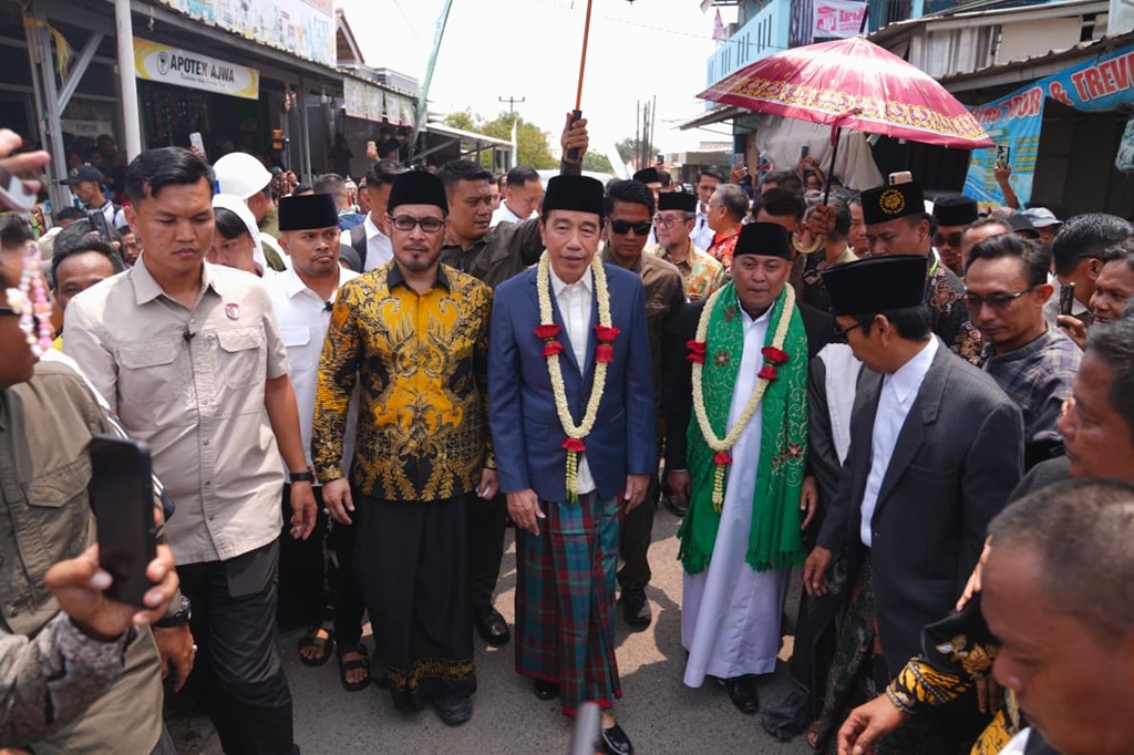 Jokowi Kunjungi Padepokan Anti-Galau Ujang Busthomi, Jalan Kaki 1 Km Sapa Warga Cirebon