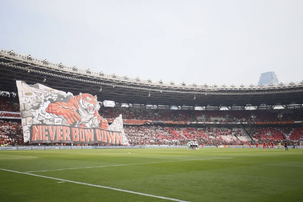 Koreografi Garang The Jakmania Hiasi SUGBK, Pesan “Never Bow Down” Meriahkan Persija vs Persib