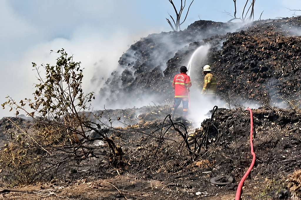 Kebakaran TPA Darupono Kendal, 7 Jam Petugas Berjibaku Padamkan Kobaran Api
