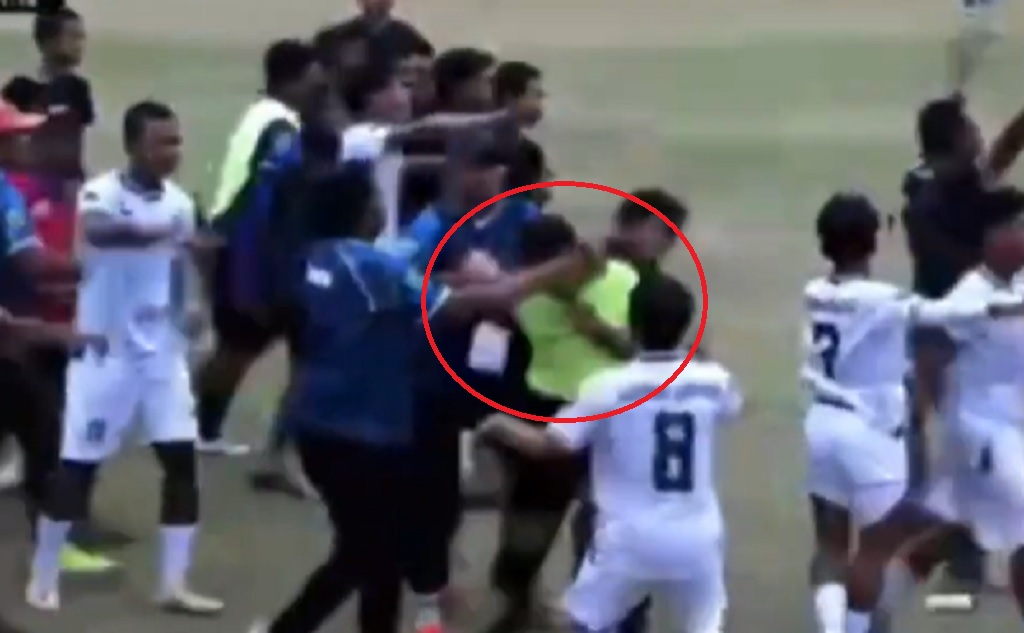 Detik-Detik Turnamen Sepak Bola Bupati Pasuruan Cup Ricuh, Wasit Dikeroyok Suporter