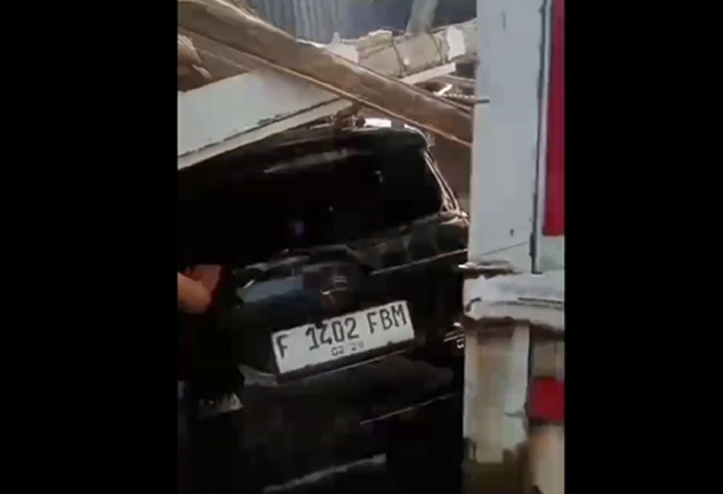Kecelakaan di Jalur Puncak Bogor, Truk Boks Rem Blong Hantam Minibus dan Bengkel