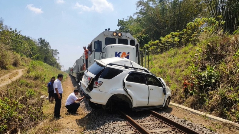 Fortuner Ringsek Ditabrak KA Ijen Express di Jember, Pengemudi Tewas