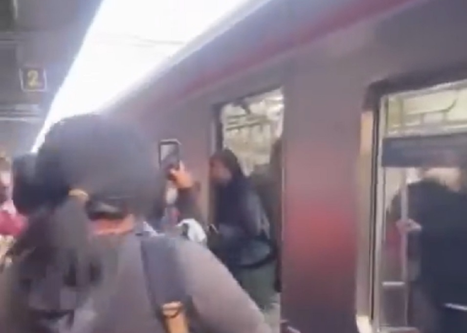 2 HP Penumpang Terbakar di Stasiun Rawa Buntu, Perjalanan KRL Rangkasbitung-Tanah Abang Terhambat