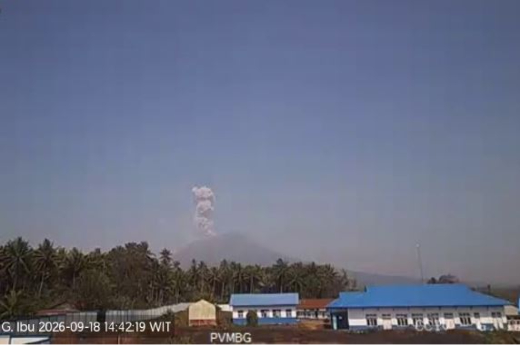 Gunung Ibu Erupsi, Muntahkan Kolom Abu Vulkanik Setinggi 800 Meter