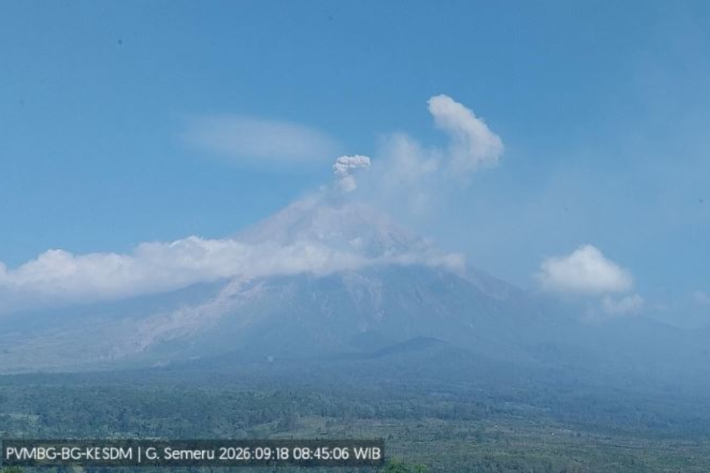 Gunung Semeru Meletus, Muntahkan Abu Vulkanik Tebal Setinggi 700 Meter