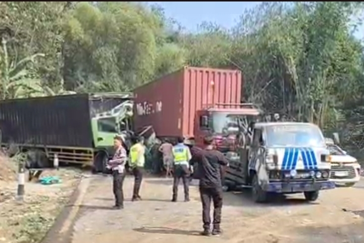 Truk Kontainer Tabrak Truk Boks gegara Rem Blong, Jalur Nagreg Macet 15 Km