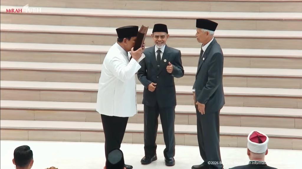 Momen Prabowo Cium Alquran Pemberian Pimpinan Gontor