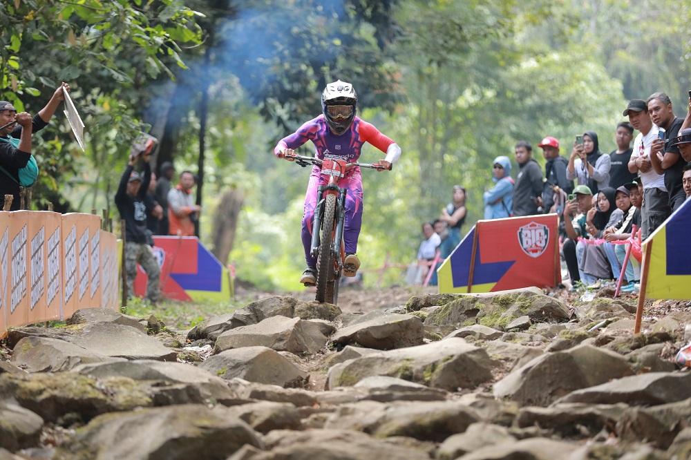 Agung Prio Bangkit dari Masalah Ban, Rajai BIG Downhill 2026 di Lereng Ijen