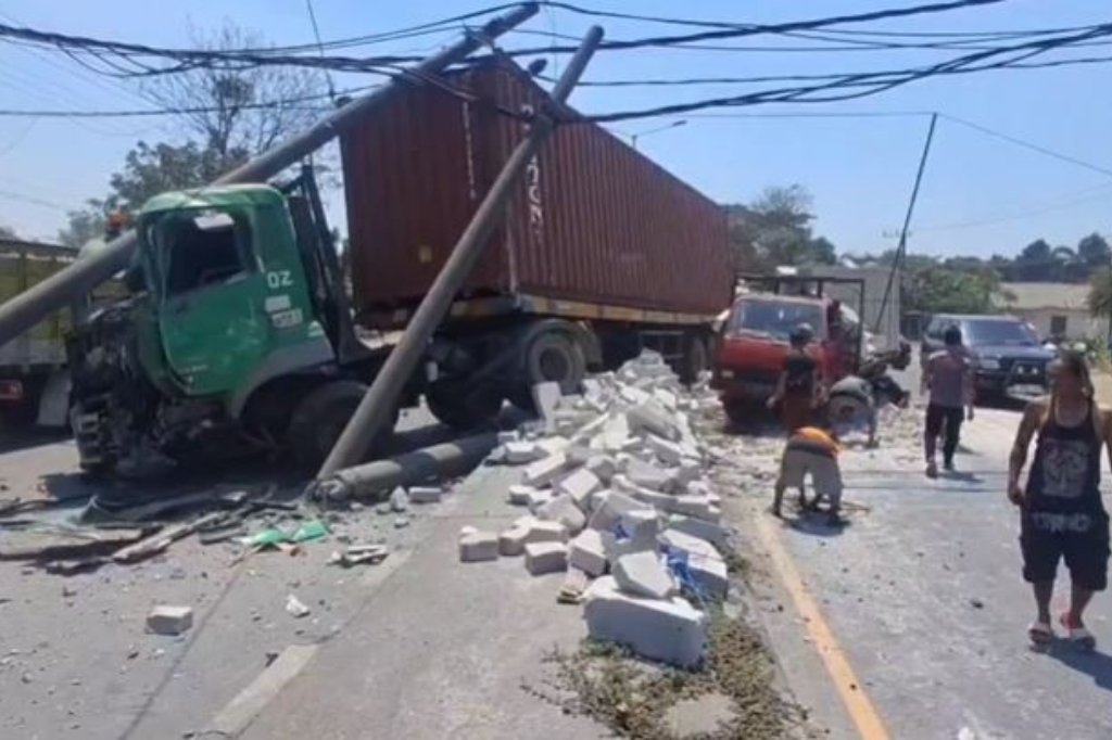 Kecelakaan 2 Truk di Sidoarjo, Tiang Listrik Roboh hingga Jalur Surabaya-Mojokerto Lumpuh 3 Jam