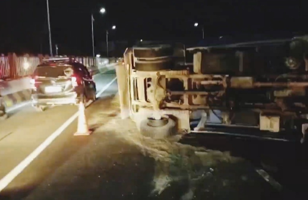 Truk Pasir Terguling di Jembatan Suramadu usai Pecah Ban, Lalin Arah Surabaya Macet