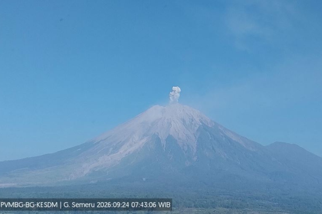 Gunung Semeru Meletus Pagi Ini, Muntahkan Kolom Abu Tebal Setinggi 500 Meter