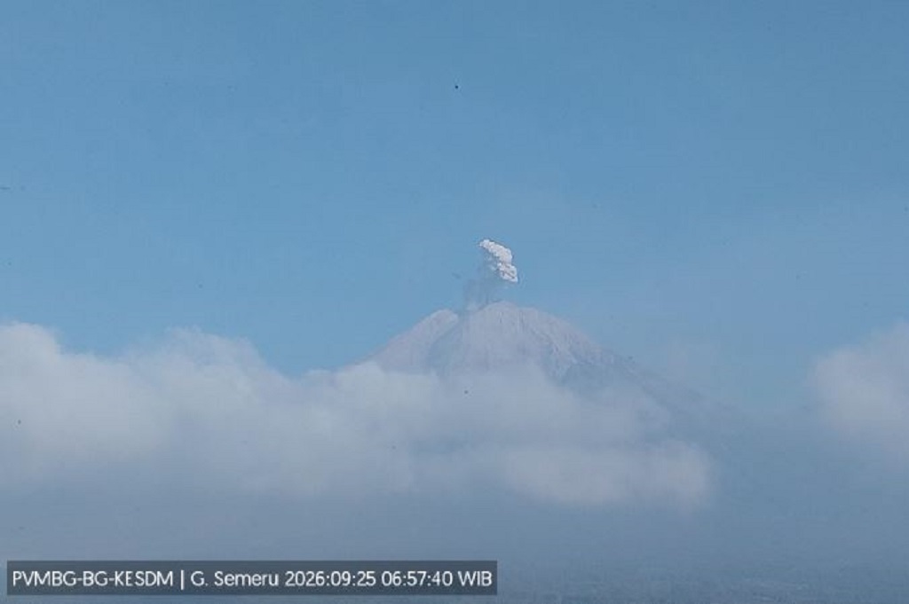 Gunung Semeru Meletus Pagi Ini, Muntahkan Kolom Abu Tebal 700 Meter ke Langit