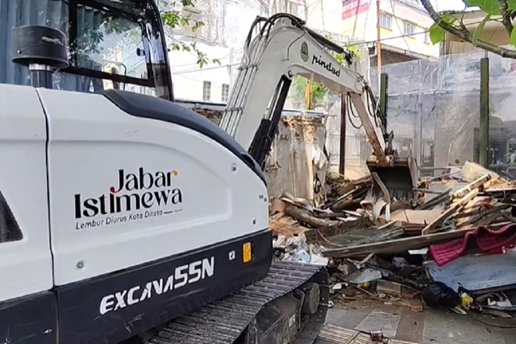 Kerahkan Alat Berat, Satpol PP Robohkan 52 Kios dan Lapak PKL di Cihampelas Bandung