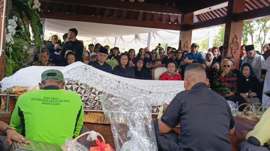 Suasana Pemakaman Guruh Sukarnoputra di TPU Karet Bivak, Dihadiri Megawati Sukarnoputri