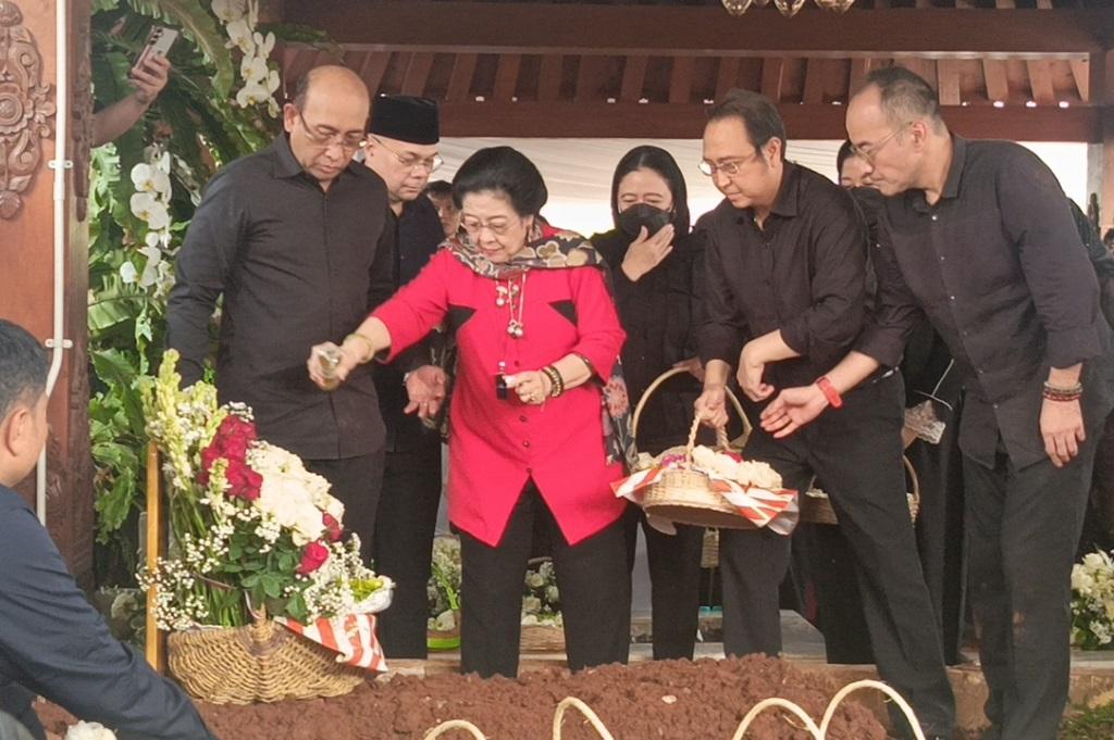Megawati Antar Guruh Sukarnoputra ke Peristirahatan Terakhir, Tabur Bunga di Atas Makam