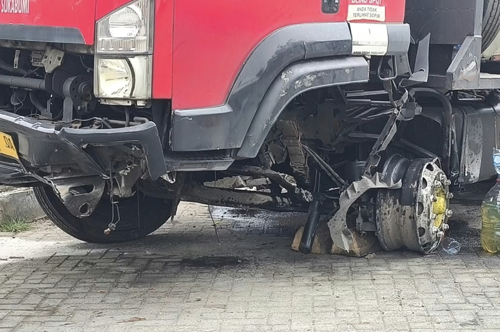 Kecelakaan Truk Tangki LPG Tabrak Pembatas Jalan Tol Jagorawi, Sopir Diduga Microsleep