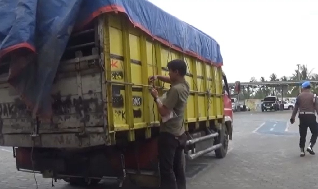 Polisi Bongkar Gudang Penimbunan Solar Subsidi di Lampung Selatan, 2,3 Ton BBM Disita