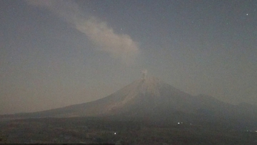 Gunung Semeru Erupsi Beruntun Malam Ini, Abu Vulkanik Membubung 900 Meter
