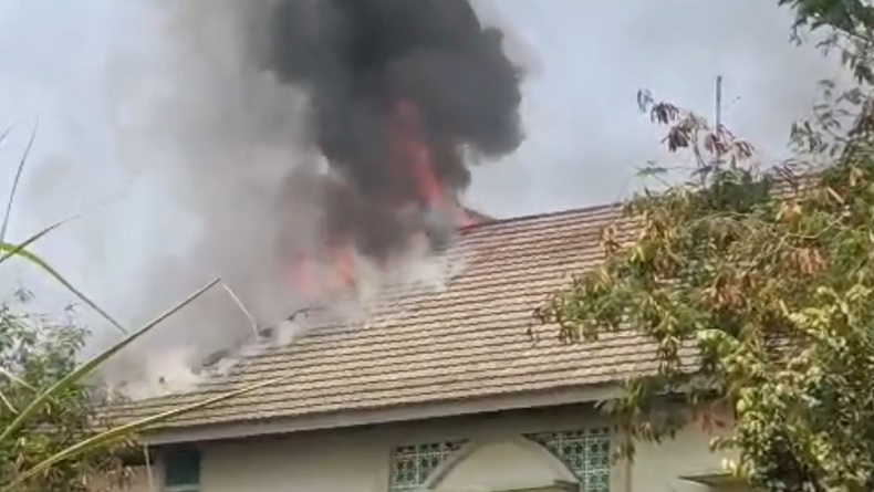 Lantai Tiga Ponpes Al Hikmah Jombang Terbakar, Santri Panik Selamatkan Diri
