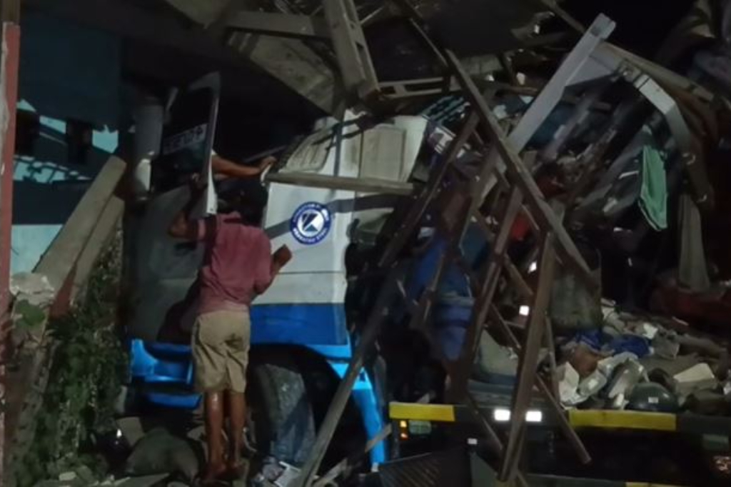 Kecelakaan Trailer Oleng di Pantura Tuban, Tabrak Truk hingga Hantam Rumah