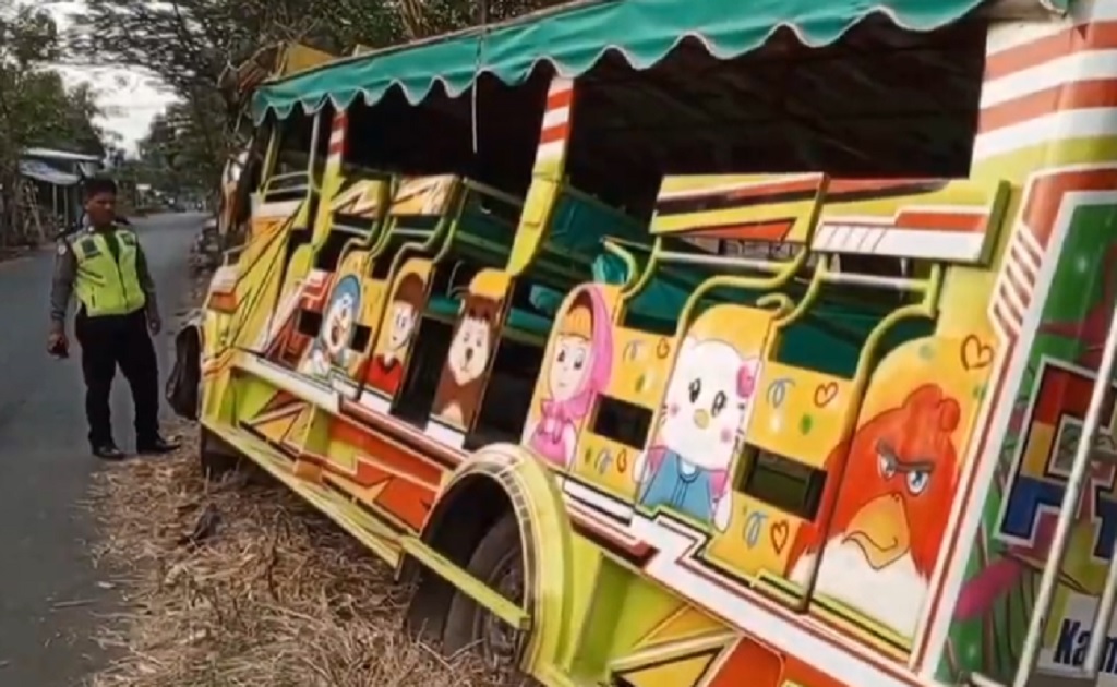 Kereta Kelinci Bawa 24 Peziarah Diduga Rem Blong Tabrak Pohon di Pasuruan