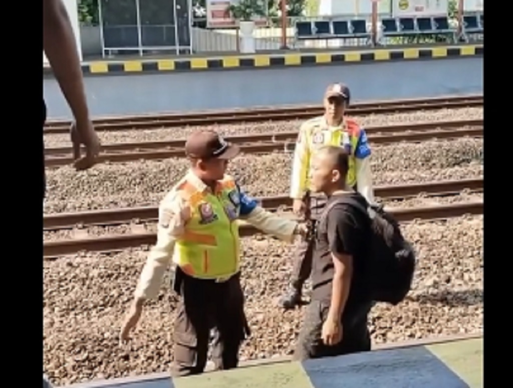 Viral Pria Nekat Berjalan di Rel KA Stasiun Maguwo, Ngamuk saat Diamankan Petugas