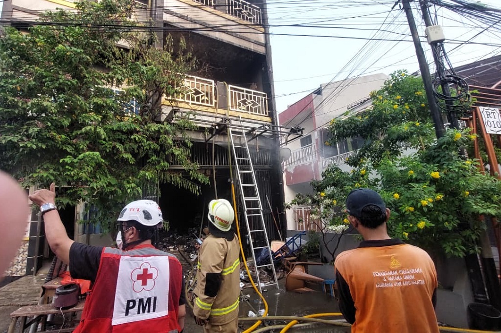 2 Orang Tewas akibat Kebakaran Rumah Sekaligus Gudang Obat di Matraman Jaktim