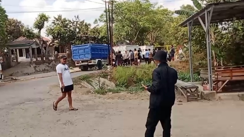 Geram Jalan Rusak akibat Truk Berat, Warga Bangkalan Blokir Akses Desa hingga Nyaris Bentrok