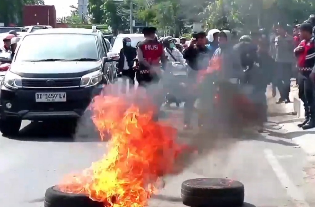 Demo di Kantor Pos Sungguminasa Gowa Ricuh, Pintu Kaca Pecah