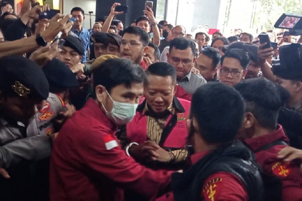 Momen Eks Jampidsus Febrie Tiba di PN Jakpus Jalani Sidang Dakwaan, Pakai Baju Tahanan
