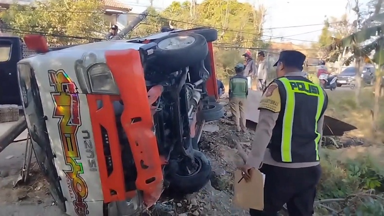 Hindari Kendaraan dari Arah Berlawanan, Mobil Bak Muat Ribuan Telur Terguling di Sampang