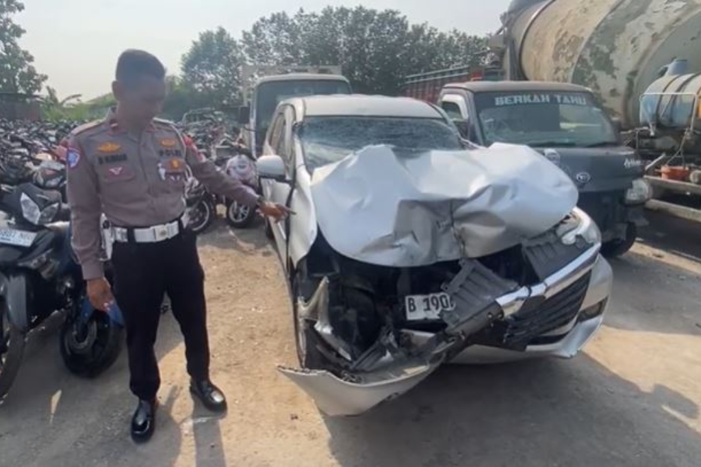 Kecelakaan Minibus Satu Keluarga Tabrak Truk di Tol Jombang, 1 Orang Tewas 4 Terluka