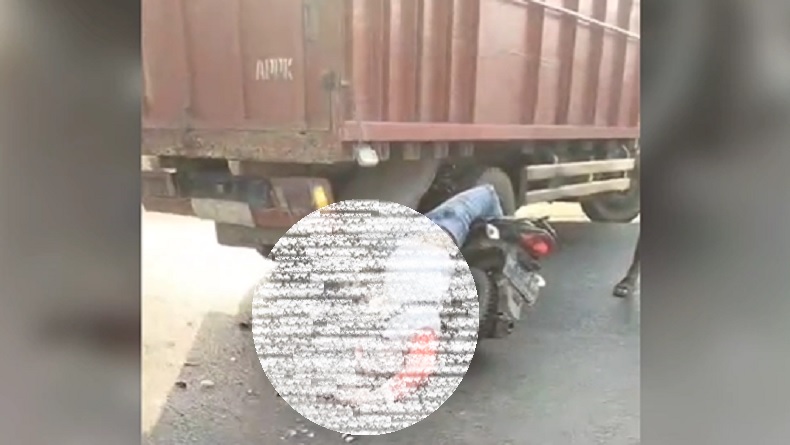 Pemotor Hantam Truk Tengah Antre BBM di Lampung Timur, Tubuh Tersangkut di Ban