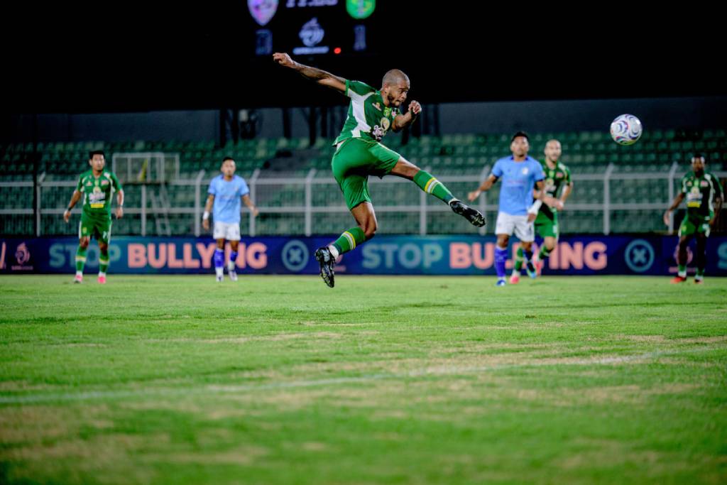 Hasil Isenmulang vs Persebaya di Super League: Penalti Alex Martins Bawa Bajul Ijo Curi 3 Poin di Lampung!