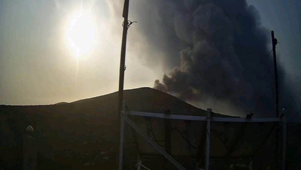 Gunung Anak Krakatau 2 Kali Erupsi Sore Ini, Warga Dilarang Dekati Zona Bahaya