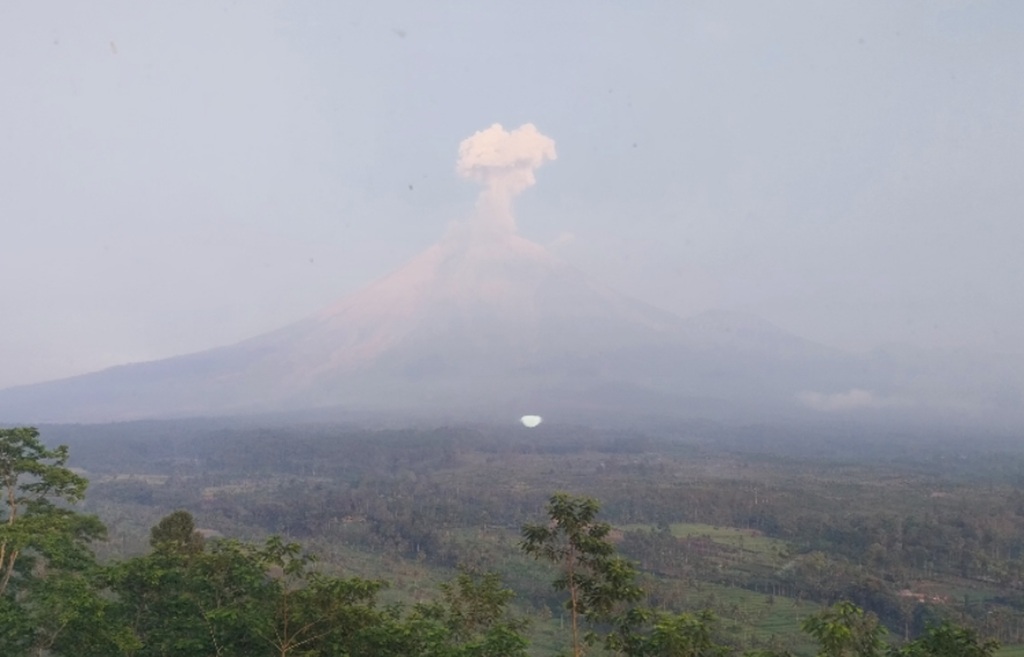 Gunung Semeru Erupsi Beruntun 4 Kali Pagi Ini, Kolom Abu Tembus 1.000 Meter