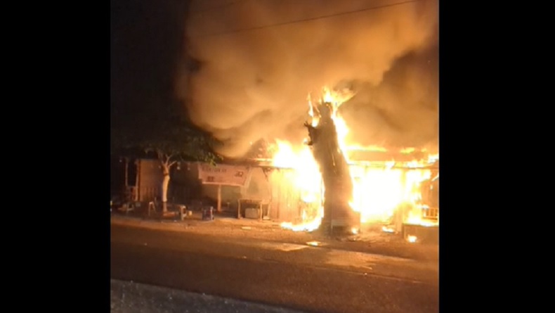 Ditinggal Pemilik ke Luar Kota, Warung Makan di Bondowoso Ludes Terbakar